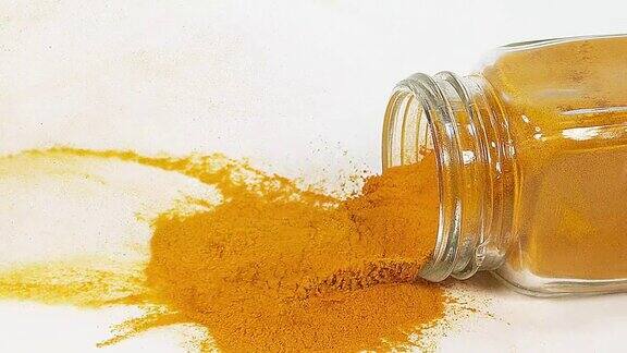 姜黄姜黄白色背景下的粉末印度香料慢动作