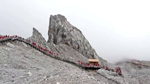 游客在玉龙雪山中国丽江