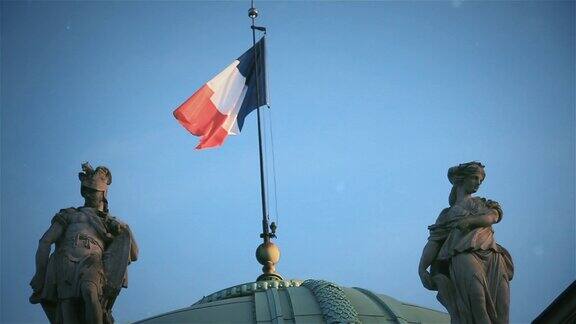 法国国旗在巴黎一座建筑上骄傲地飘扬