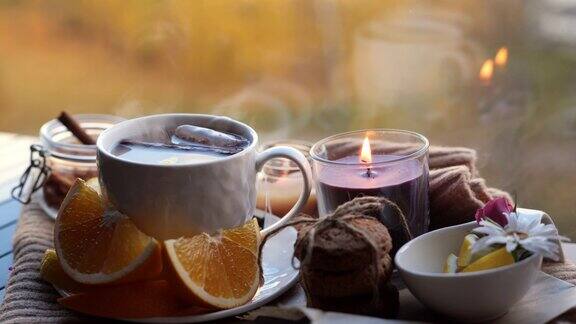 一杯热茶与干果在茶包和肉桂在舒适的家庭秋天背景