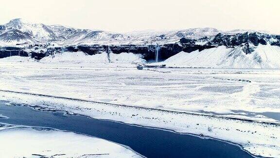 冰岛山底冰冻河流的鸟瞰图