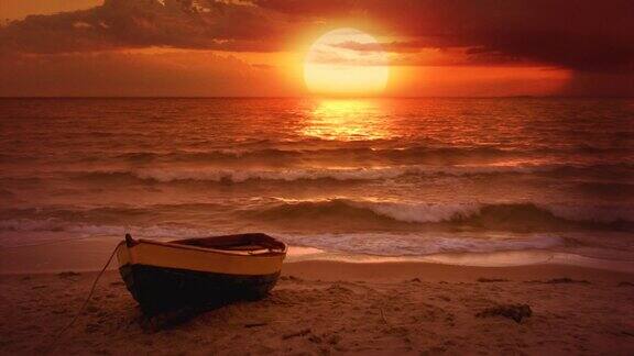 视频的背景孤独的小船美丽的夕阳
