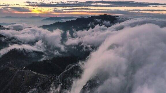 日出云海在山上翻滚非常梦幻