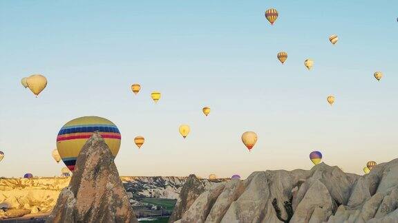 热气球飞过土耳其卡帕多西亚上空