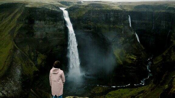 女人在山上看海雀瀑布