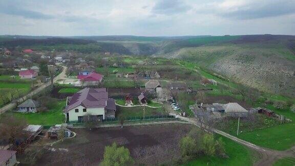 镜头在春天的小村庄上空飞行蒂波瓦村摩尔多瓦共和国