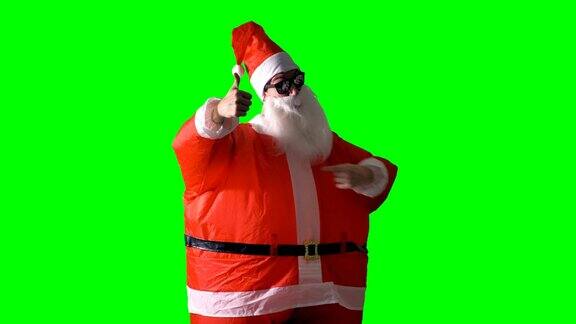 圣诞老人在绿色背景下做出拇指向上和拇指向下的手势