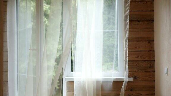 窗帘在微风中飘扬