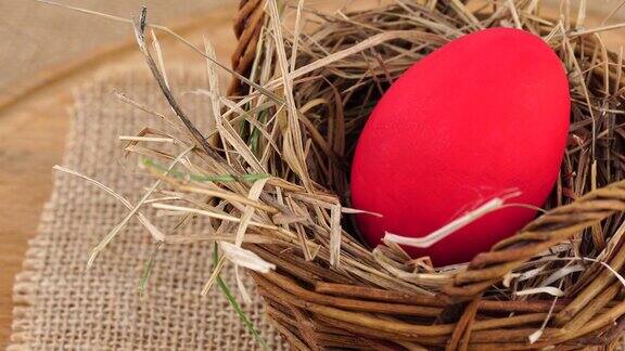 红色复活节彩蛋嵌在篮子里