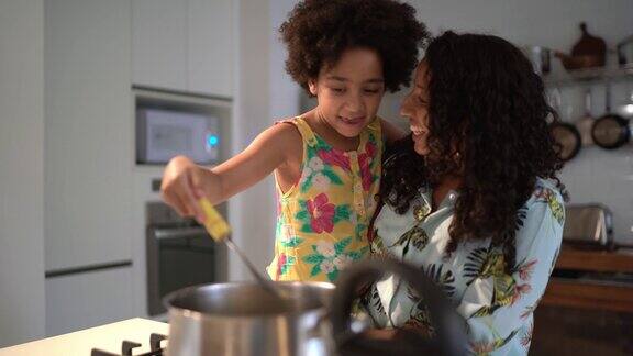 小女孩在家帮妈妈做饭
