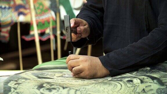工匠加工泰国著名的水牛皮影戏泰国南部地区的手工艺艺术(有选择的焦点)