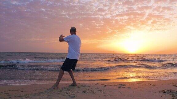 男子训练太极拳而傍晚夕阳在海边