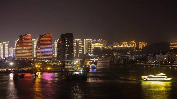 夜晚海南岛三亚湾公寓综合体河流交通全景4k时间推移的中国