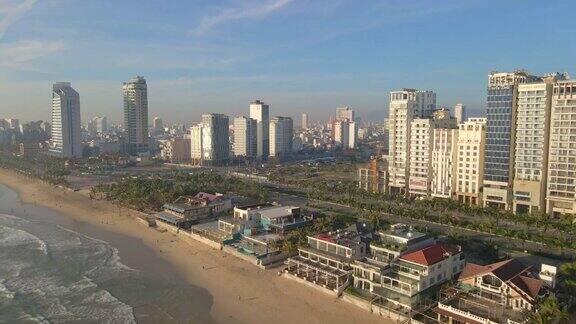 越南中部城市岘港沿海部分的空中慢镜头去越南中部旅游