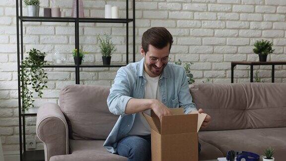 男人打开纸盒包裹满意的收到货物