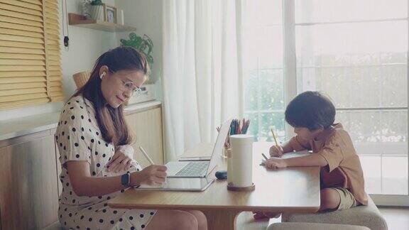孩子在家学习与母亲在家工作