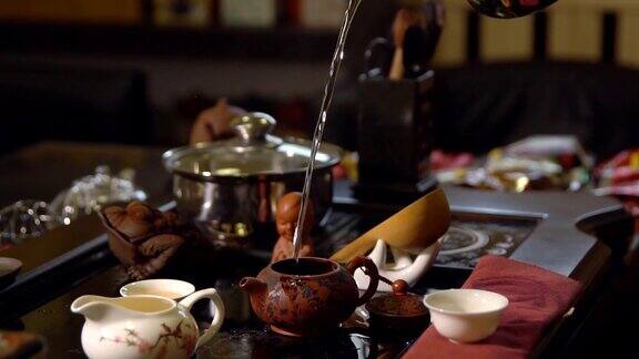 茶道茶工把开水倒进茶壶里