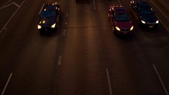 超速:车辆在夜间行驶在繁忙的多车道高速公路上