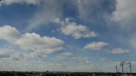 城市上空的蓝天上飘过的流云