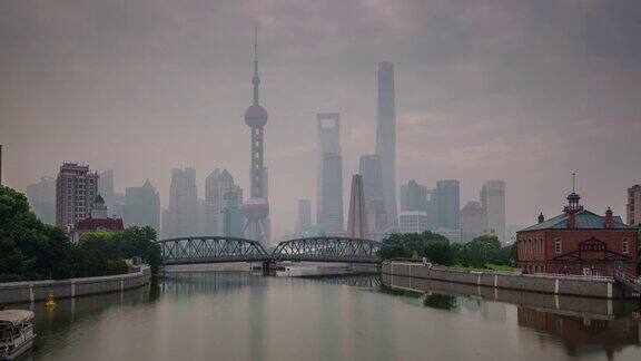 中国上海城市晨雾著名的江湾大桥全景4k时间的推移