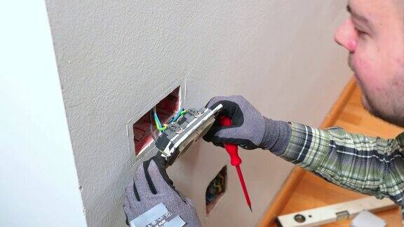电工从墙上取下插头