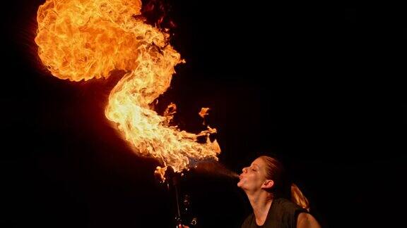 SLOMO女人在晚上喷火