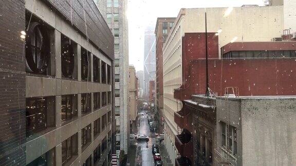 雨点落在面向城市和街道的窗户玻璃上