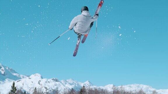 慢动作时间扭曲:男性滑雪者跳起一个大踢脚做一个魔术