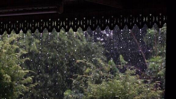 用高速摄像机拍摄大雨淋水、屋顶雨滴、潮湿天气、抽象液体自然特写视频雨滴落下的季节