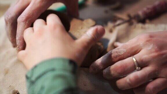 手雕刻泥人或泥塑