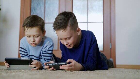 两兄弟在家里玩电子游戏