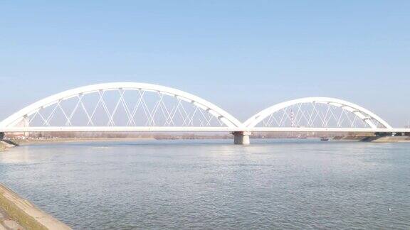 塞尔维亚诺维萨德的纽泽泽尔桥用薄膜噪音连接多瑙河两岸的铁路和运输