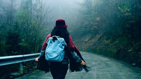 背包旅行者走在森林的路上