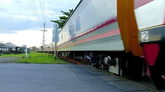 泰国火车缓慢地驶离车站