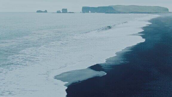 Reynisfjara黑沙滩上的海浪