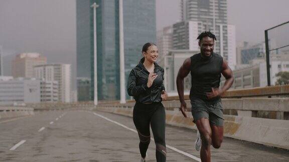 一组4k视频记录了一对年轻的男女在城市里奔跑