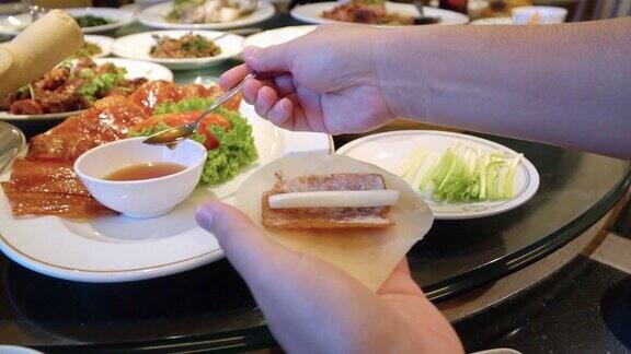 亚洲人在吃北京烤鸭(中国菜)