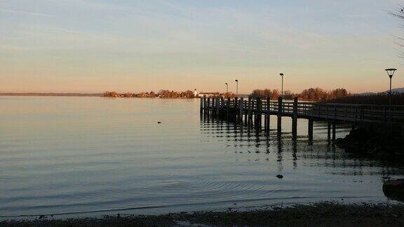巴伐利亚州基姆湖赫伦基姆湖岛的日落