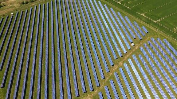 大型可持续发电厂鸟瞰图有许多排太阳能光伏板用于生产清洁的生态电能零排放的可再生电力