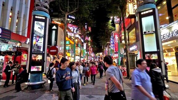 中国台北2015年12月1日:台北西门町购物街年轻的顾客在快速前进