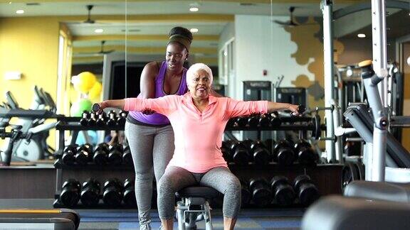 健身房的高级非裔美国女性私人教练