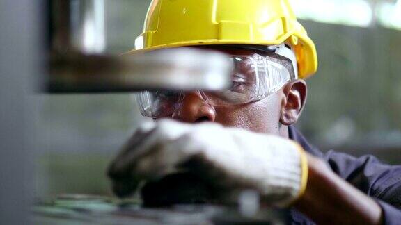 非裔美国机械工人在工厂工作