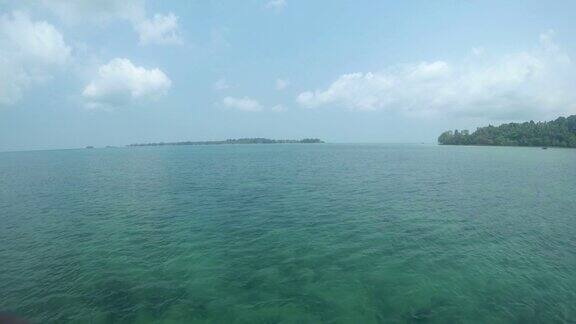 热带岛屿上的蓝绿色海洋