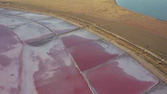 乌克兰粉色盐湖的鸟瞰图
