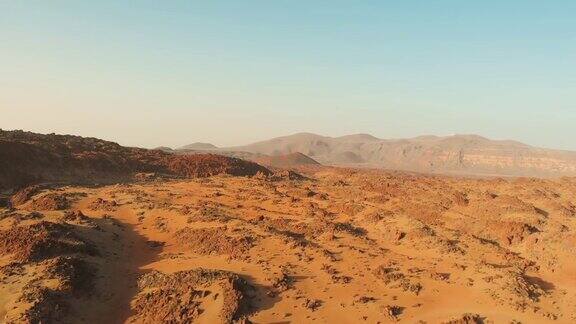 红色的沙漠火山景观石头和有火山的山