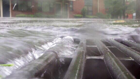 大雨水坑和雨滴-雨滴和波纹表面的道路-乡村风景的自然背景