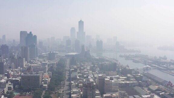 鸟瞰图的雾霾在早上城市