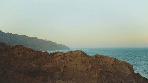 令人惊叹的日落在埃及西奈山和蓝色的海在地平线上山峰山峰慢镜头4k