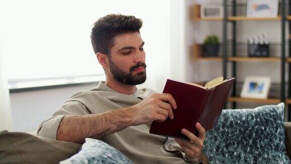 在家里看书喝咖啡的男人