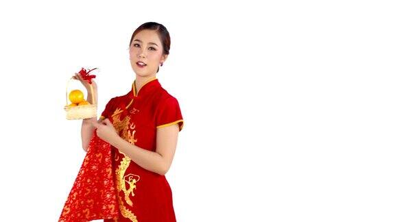 美丽的中国女人拿着橙色和红色的幸运手帕